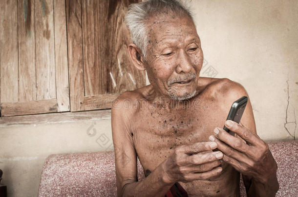 成人老年人老化扶手椅亚洲的