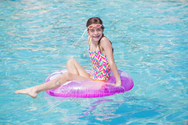 夏天，美丽的年轻女孩在游泳池里玩耍