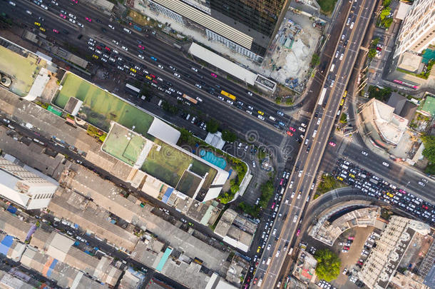 城市交通枢纽和交通道路的鸟瞰图，顶部和Birdeyes视图拍摄90度