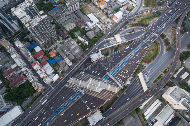 城市交通枢纽和交通道路的鸟瞰图，顶部和Birdeyes视图拍摄90度