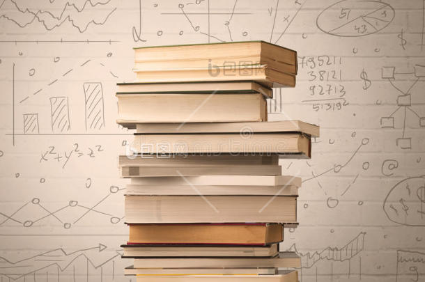 一堆用涂鸦风格写的数学公式的书图片-包图网企业站
