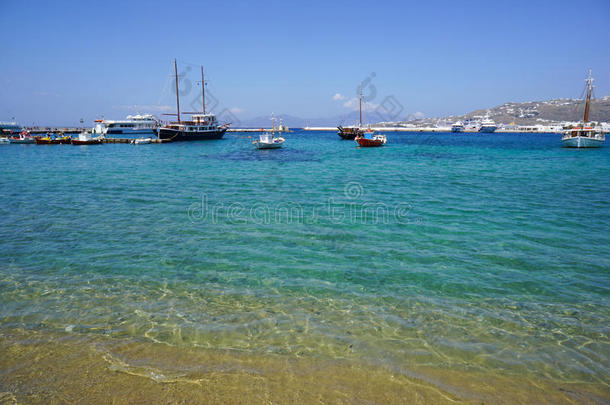 希腊梅科诺斯岛上的蓝色泻湖