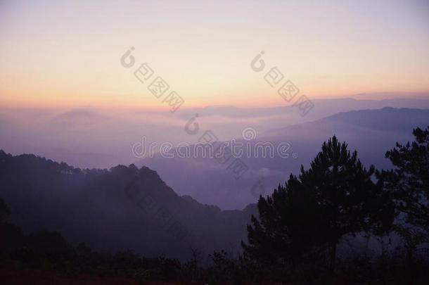 令人大为惊奇的美丽的徒步旅行早晨山