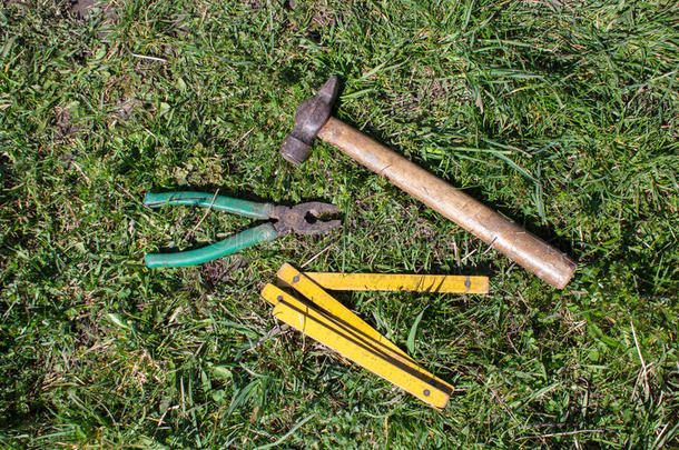 草地上的木工工具