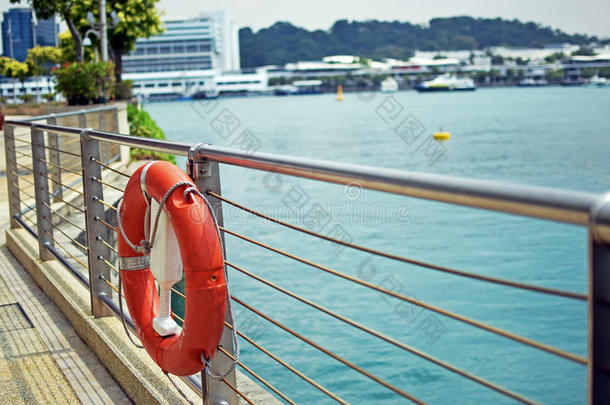 靠近码头或海湾，靠近大海的景象