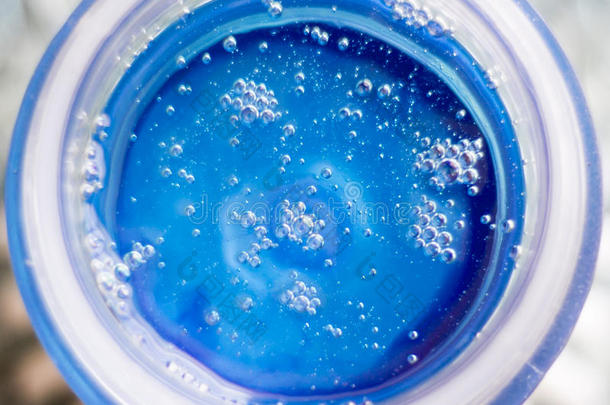一碗蓝色液体肥皂的蓝色液体肥皂
