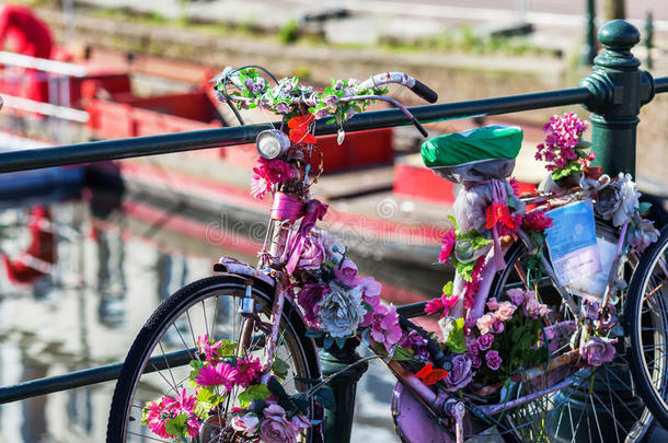 荷兰城市里五颜六色装饰的自行车