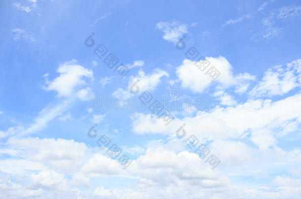 清晰的白色积云和云景