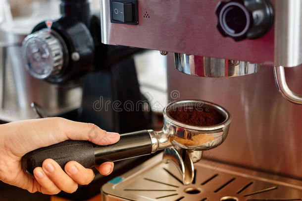 咖啡师在咖啡馆里准备咖啡。
