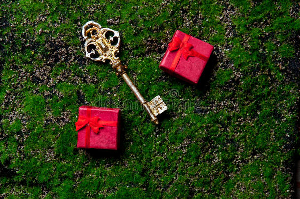 背景上的礼物和钥匙