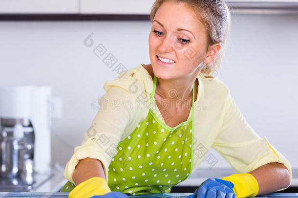 女孩在厨房清理表面