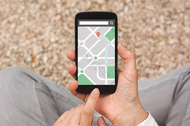 手拿智能手机与地图GPS导航应用程序打开