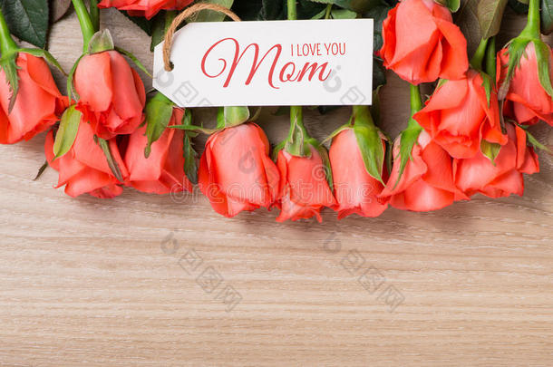 美丽的玫瑰花束为母亲节的白色木制背景。 快乐母亲节的概念