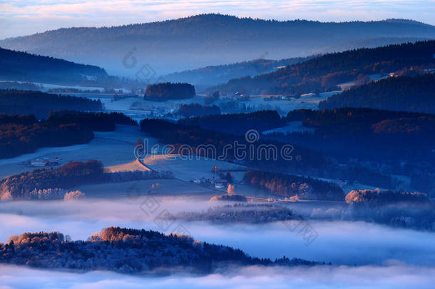 寒冷的早晨在苏门答腊瓦国家公园，山丘和村庄在雾和<strong>雾凇</strong>，薄雾的捷克景观，蓝色的冬天场景，TR