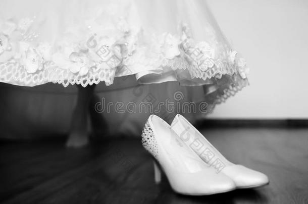 赤脚新娘走向鞋子