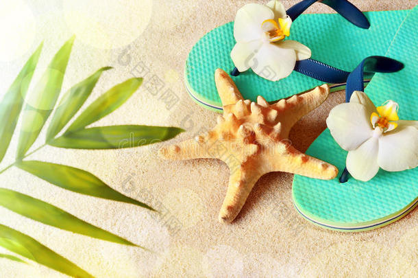 拖鞋在沙子里和海星。 夏天。海滩的概念。