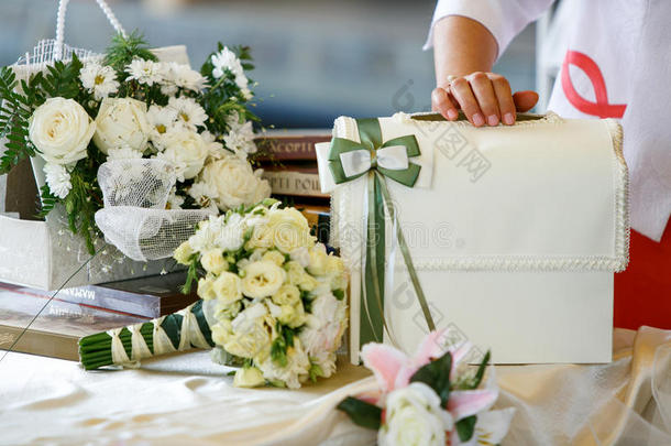 一张用玫瑰花束装饰的结婚礼物的桌子