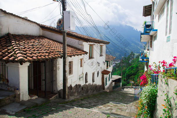 迷人的村庄，位于厄瓜多尔基多外，有普利司通公路，通往西班牙殖民时期的圆顶塔