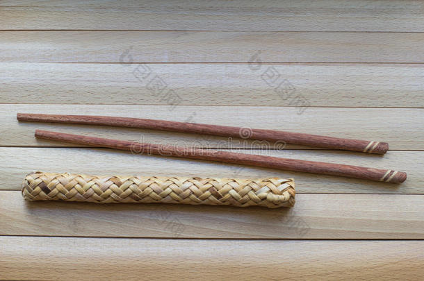 木制表面寿司用筷子。 亚洲。 日本文化，传统食品。
