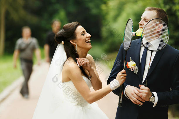 新娘和新郎玩网球场的时候玩得很开心