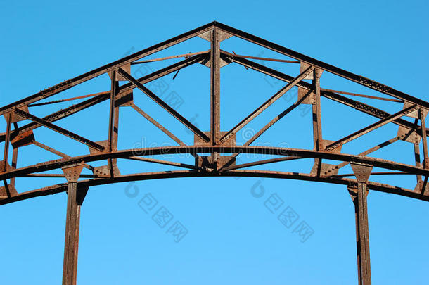 蓝天背景上旧生锈金属桥的细节