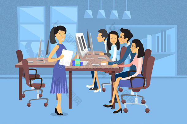 亚洲商界人士在电脑桌面女商人与纸质文件秘书一起工作