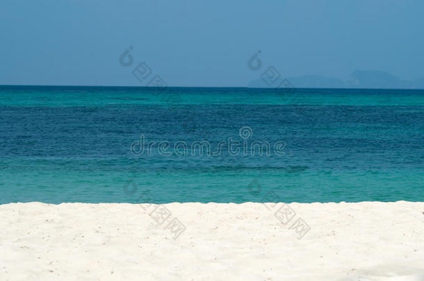 抽象模糊的假期，夏季海洋海滩背景。 清澈的蓝天，美丽的热带海洋，蓝色的水和美丽的海滩