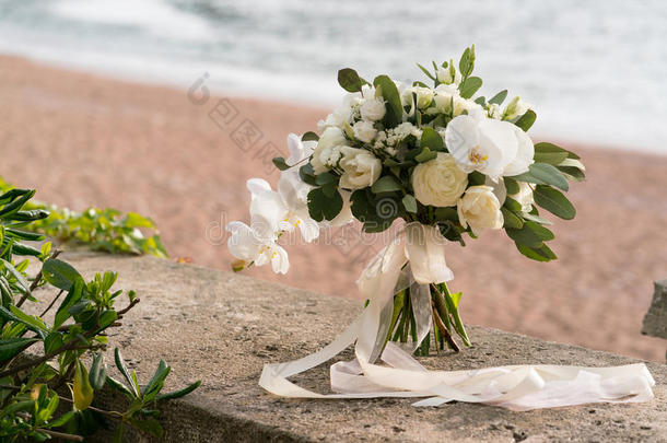 新娘花束兰花，毛，郁金香和桉树
