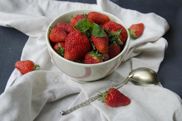 桌子上有新鲜草莓，桌子上有新鲜草莓，早餐很甜