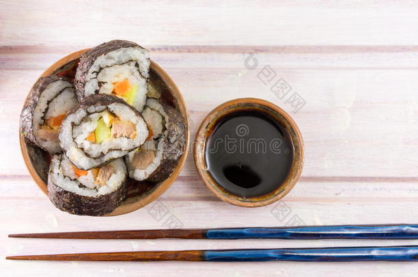 寿司卷和筷子
