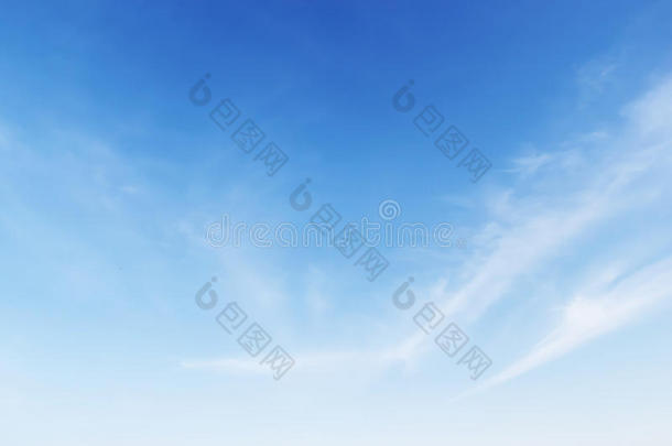 美妙的柔和白云映衬蓝天背景，柔和的焦点。