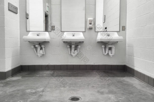 清洁简单的公共洗手间水槽镜子