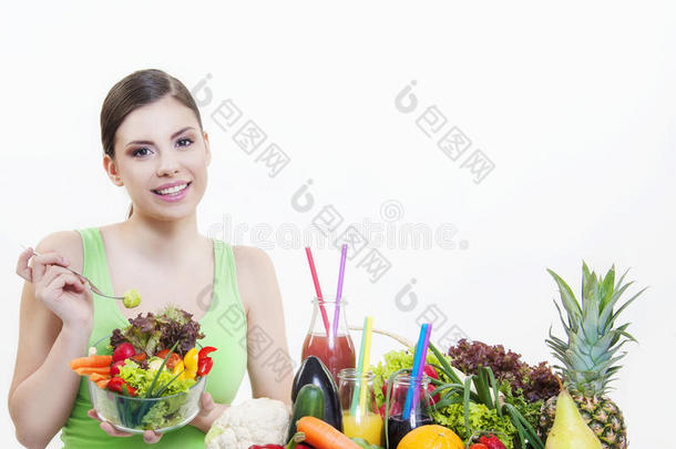 美丽的女孩与水果和蔬菜健康饮食