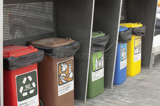 不同颜色的回收箱收集回收