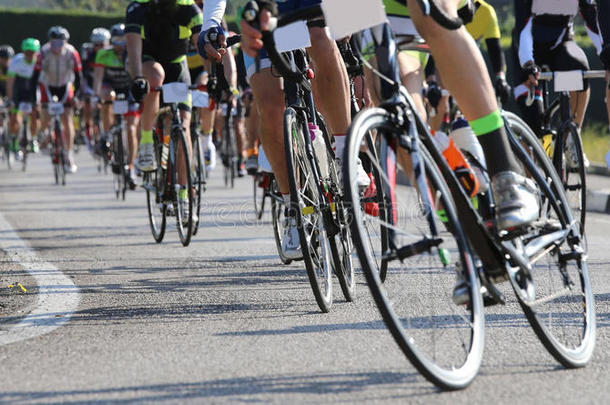 自行车和专业骑自行车的人在自行车比赛的沥青路