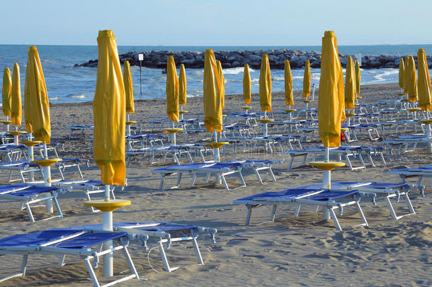 在海边用遮阳伞和躺椅封闭太阳伞