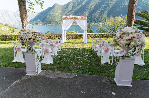 婚礼用的拱门，用布和花装饰