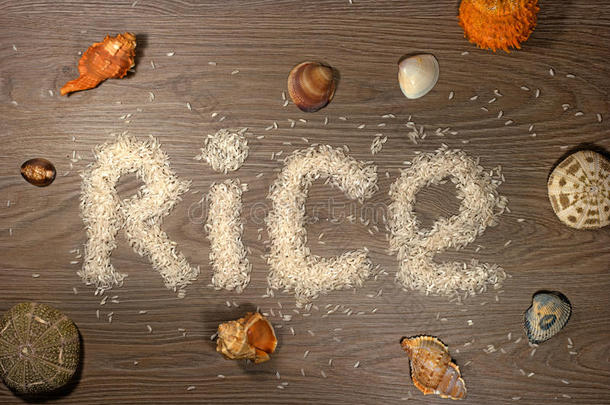 因为大米是放在木地板上的-大米-。