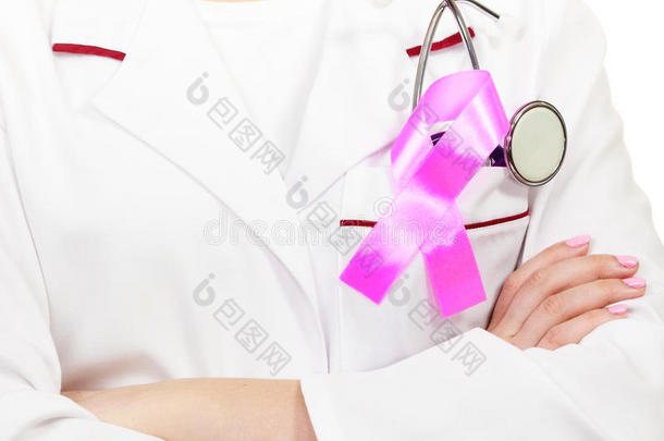 医生用粉红色的癌丝带辅助符号在胸部