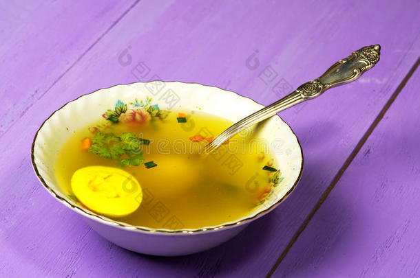 木桌上盘子里的蔬菜清汤。鲁士风格