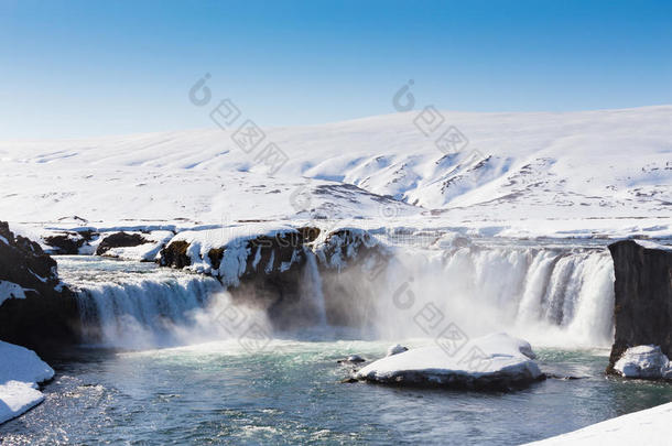 冬天美丽的大瀑布和清澈的蓝天