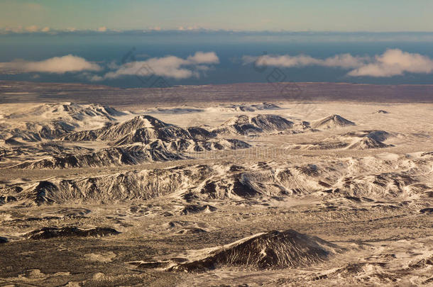 美丽的鸟瞰雪山，冬季冰岛风景