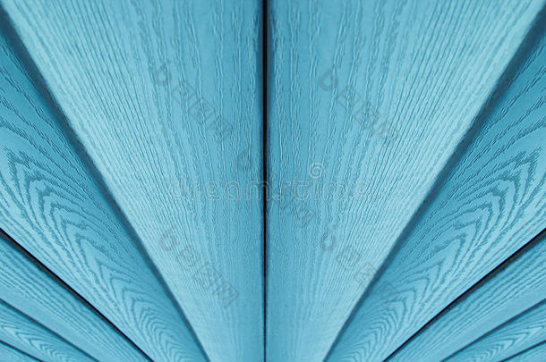 蓝色木制背景。 对角线板。