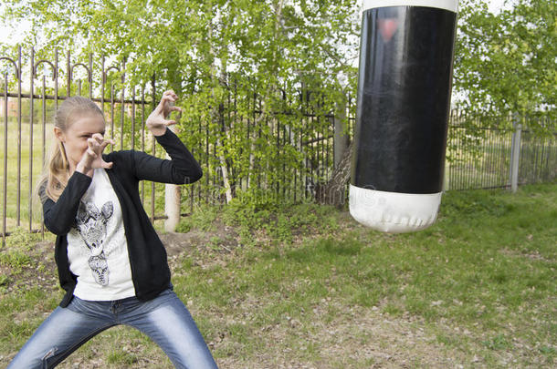 愤怒的年轻女孩威胁要在公园里打拳击