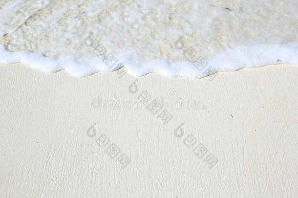 白色海岸线海滩与波浪的特写