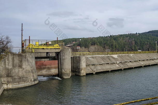 风景如画的大坝的拦河坝和水闸，收集伊斯卡尔河的水