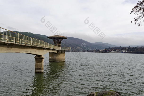 混凝土塔-风景如画的大坝设备，收集伊斯卡尔河的水