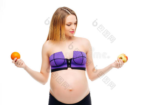 美丽的孕妇。 对每个女人来说都是最 孕妇手中的水果和橙汁。