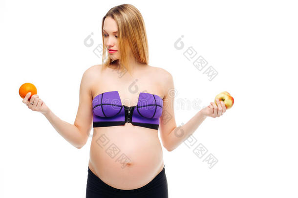 美丽的孕妇。 对每个女人来说都是最 孕妇手中的水果和橙汁。