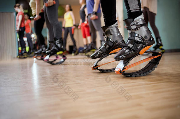 一群女人用Kangoo鞋做<strong>运动健身</strong>